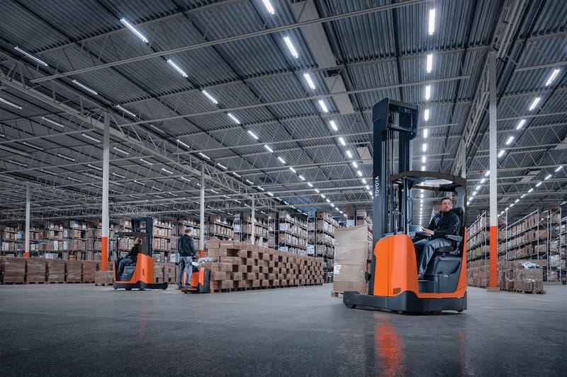 Moving Mast Reach Trucks